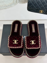 FLAT CHAIN HEART SLIPPER IN PLUM PURPLE VELVET